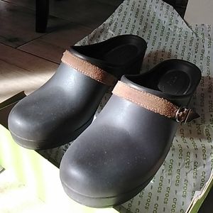 Womens clog shoe
